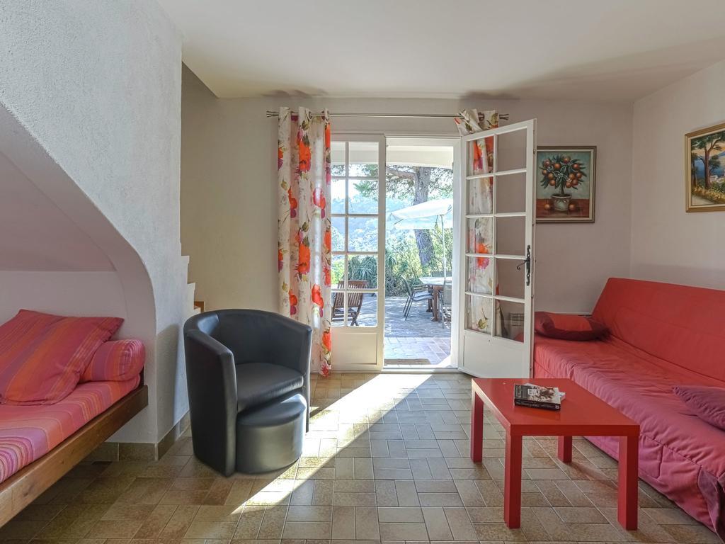 Snug Holiday Home In Bormes Les Mimosas With Pool Exterior photo